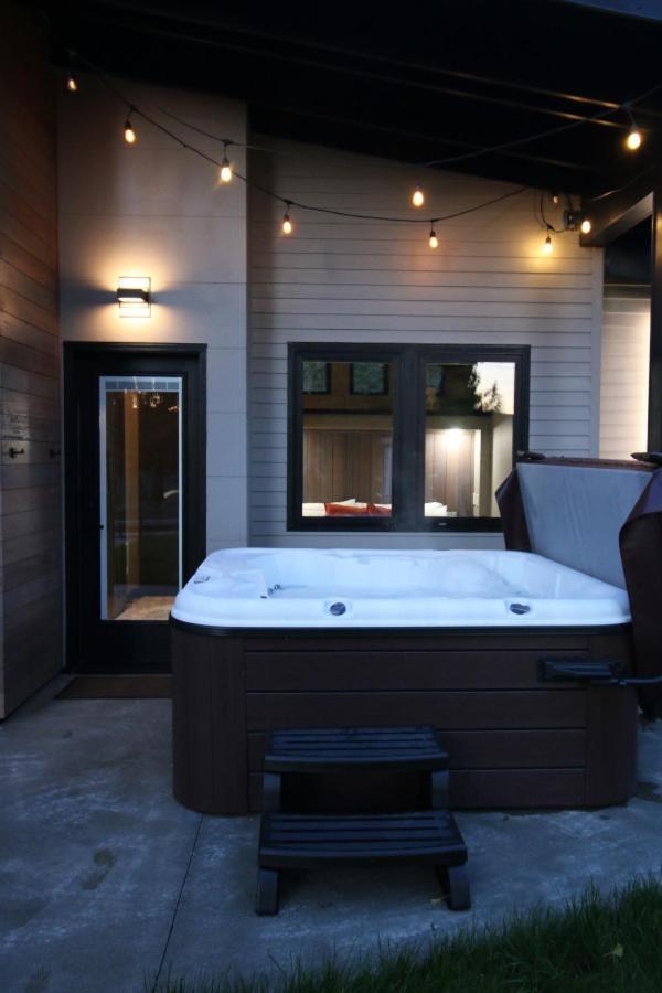 Luxe Lake Cabin Hot Tub Grill Firepit Ev Charger Onalaska ภายนอก รูปภาพ