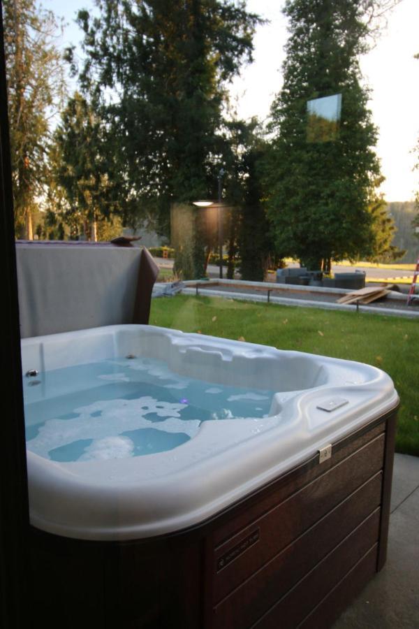 Luxe Lake Cabin Hot Tub Grill Firepit Ev Charger Onalaska ภายนอก รูปภาพ