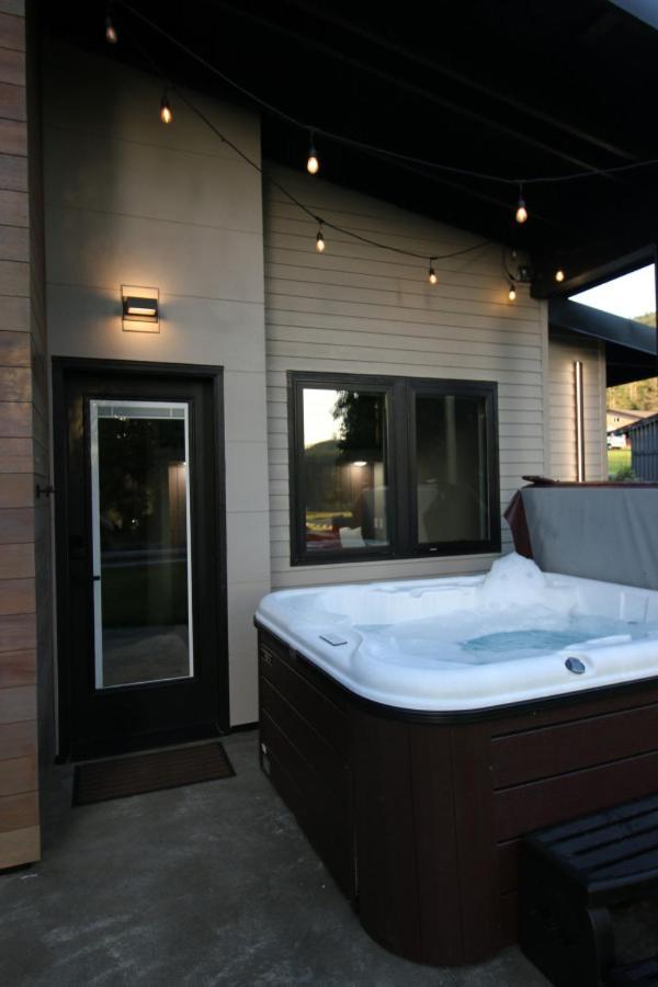 Luxe Lake Cabin Hot Tub Grill Firepit Ev Charger Onalaska ภายนอก รูปภาพ